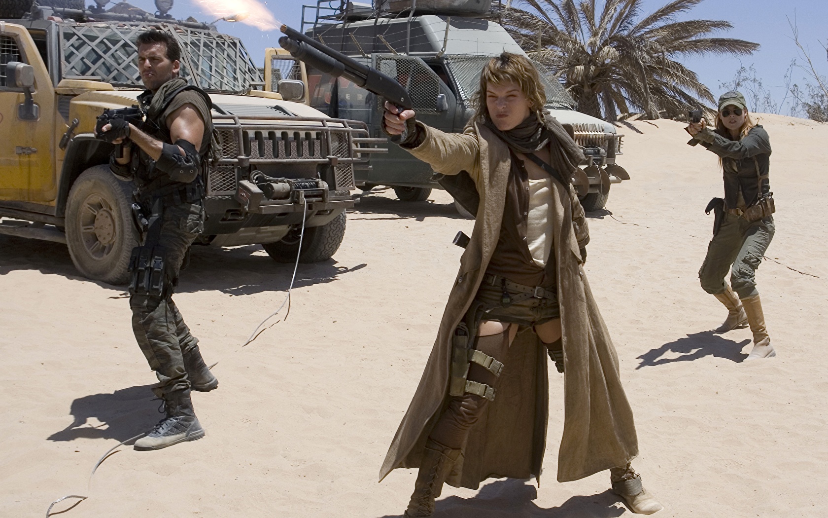 (l to r) Carlos Olivera (Oded Fehr), Alice (Milla Jovovich) and Claire Redfield (Ali Larter) in Resident Evil: Extinction (2007)