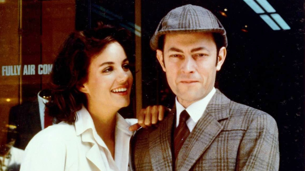 Sherlock Holmes (Michael Pennington) and Jane Watson (Margaret Colin) in The Return of Sherlock Holmes (1987)