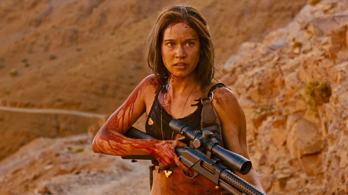 Jennifer (Matilda Lutz) takes revenge on men in Revenge (2017)