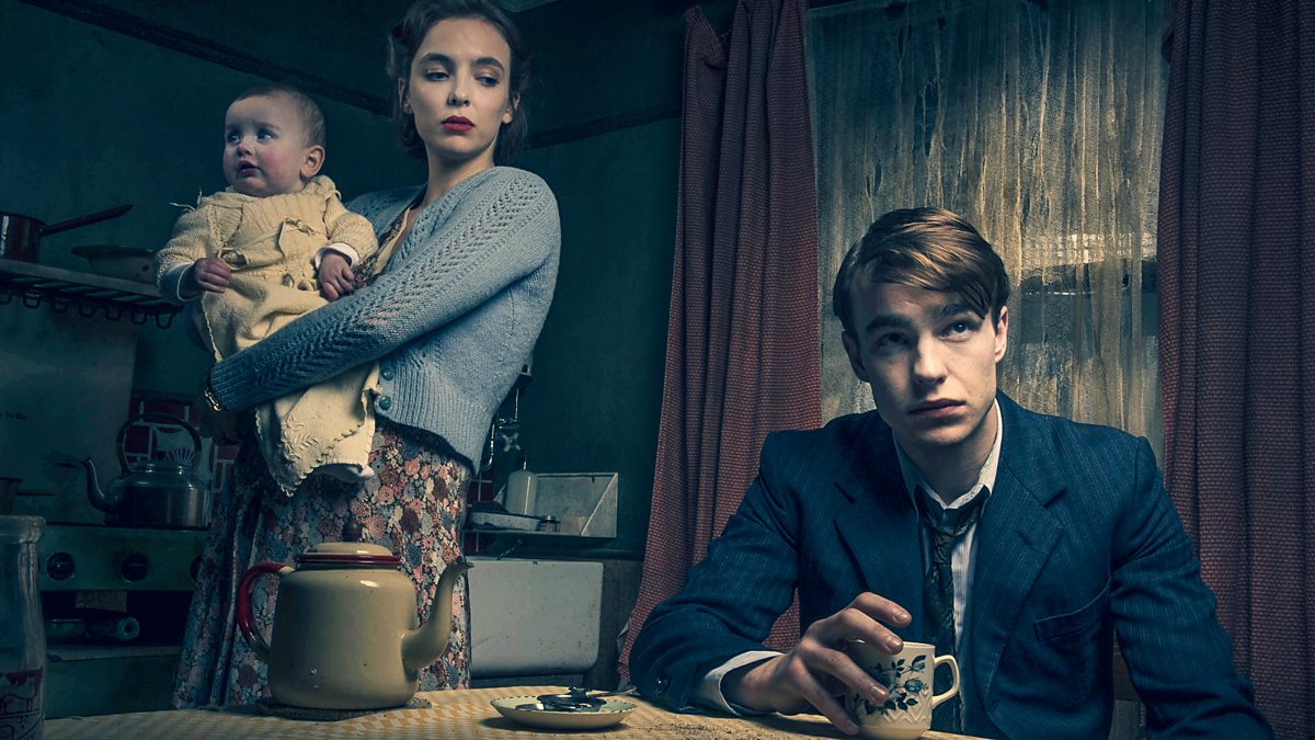 Timothy Evans (Nico Mirallegro), his wife Beryl (Jodie Comer) and infant Geraldine in Rillington Place (2016)