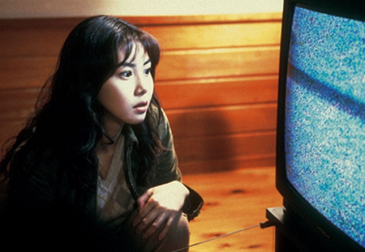 Matsushima Nanako views the cursed tv brodcast in Ring (1998)