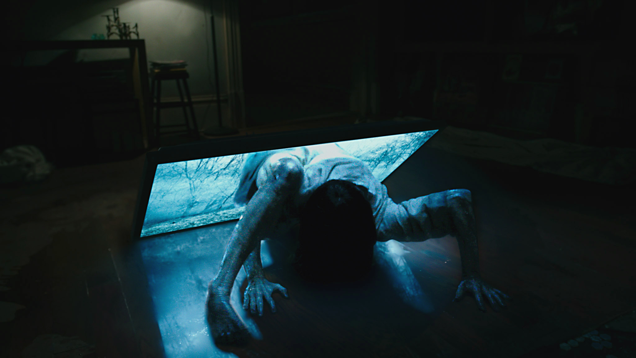 Samara (Bonnie Morgan) emerges from a flatscreen tv in Rings (2017)