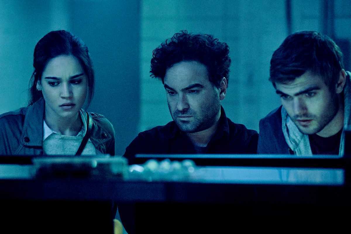 A scientific attempt to examine the videotape - Matilda Lutz, Johnny Galecki, Alex Roe in Rings (2017)