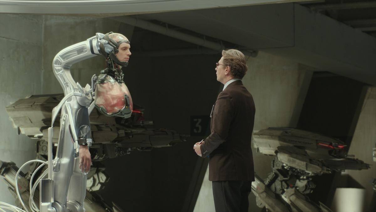 Head on a stick - Joel Kinnaman and Dr Dennett Norton (Gary Oldman) in Robocop (2014)