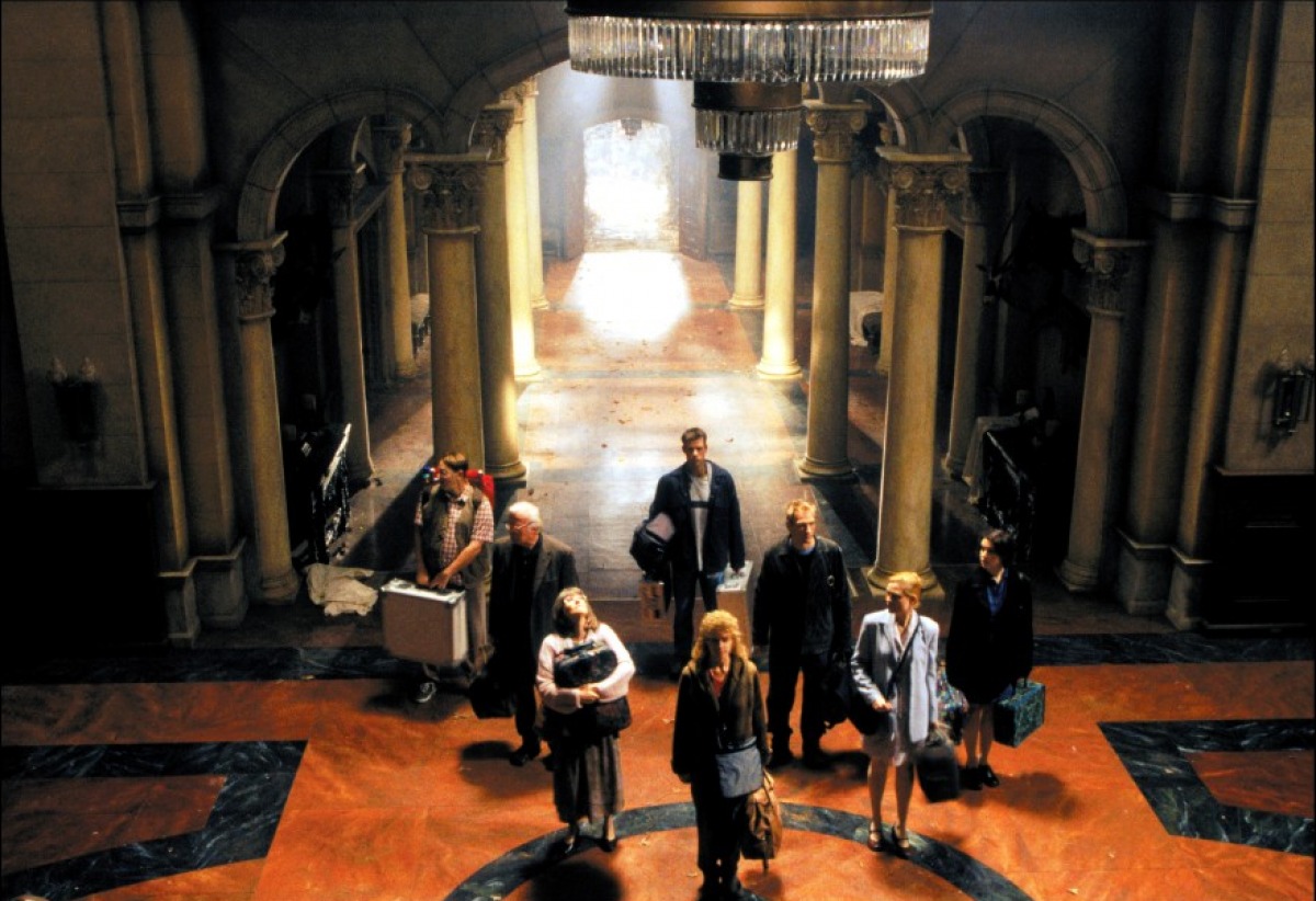 The team arrives at the house in Rose Red (2002)