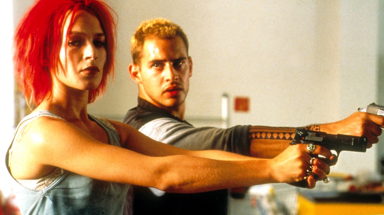 Lola (Franka Potente) and boyfriend Manni (Moritz Bleibtreu) conduct a hold-up in Run Lola Run (1998)