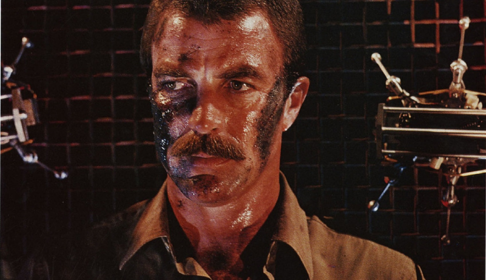 Tom Selleck surrounded by killer robots in Runaway (1984)