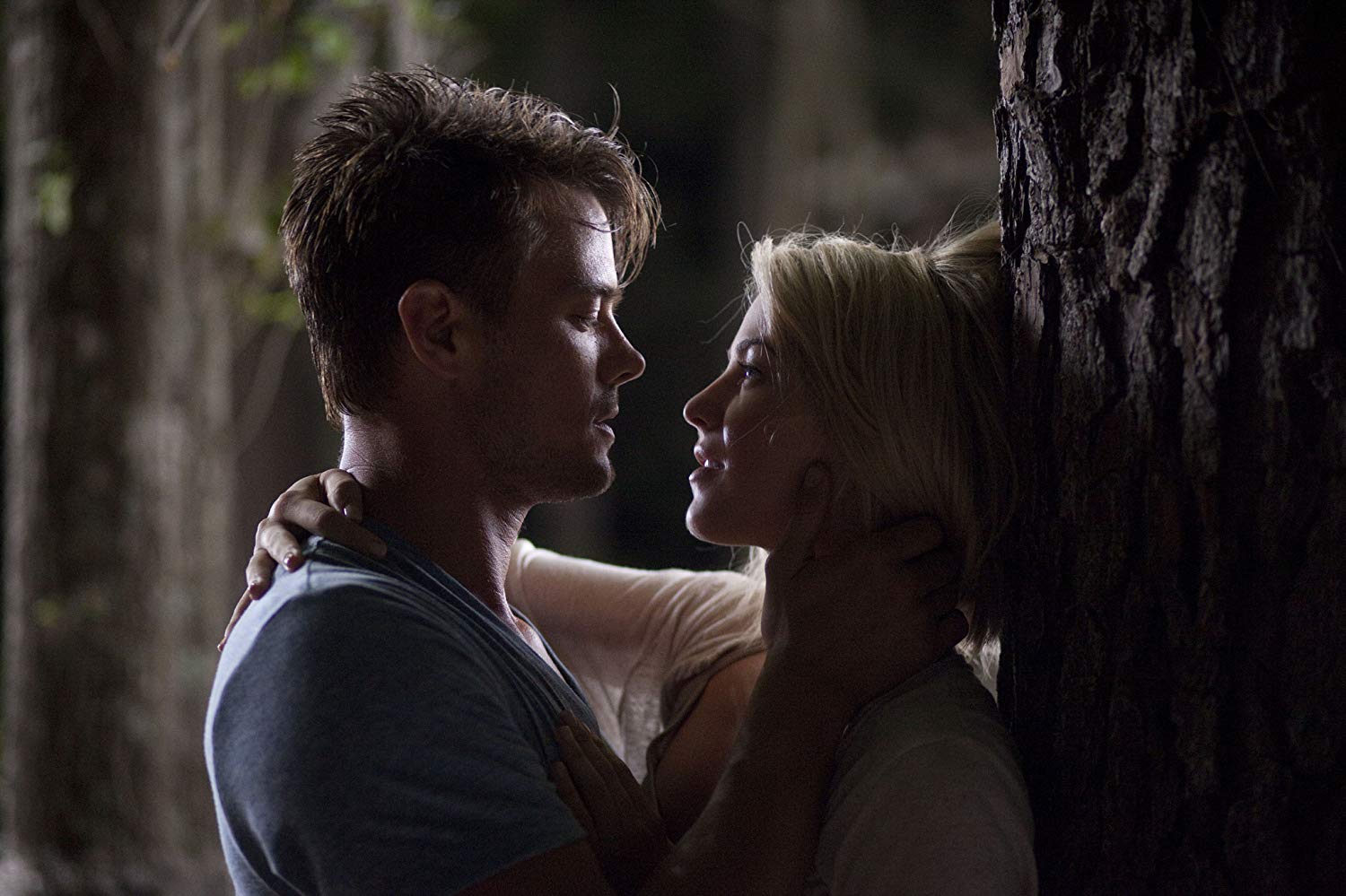 Josh Duhamel and Julianne Hough in Safe Haven (2013)