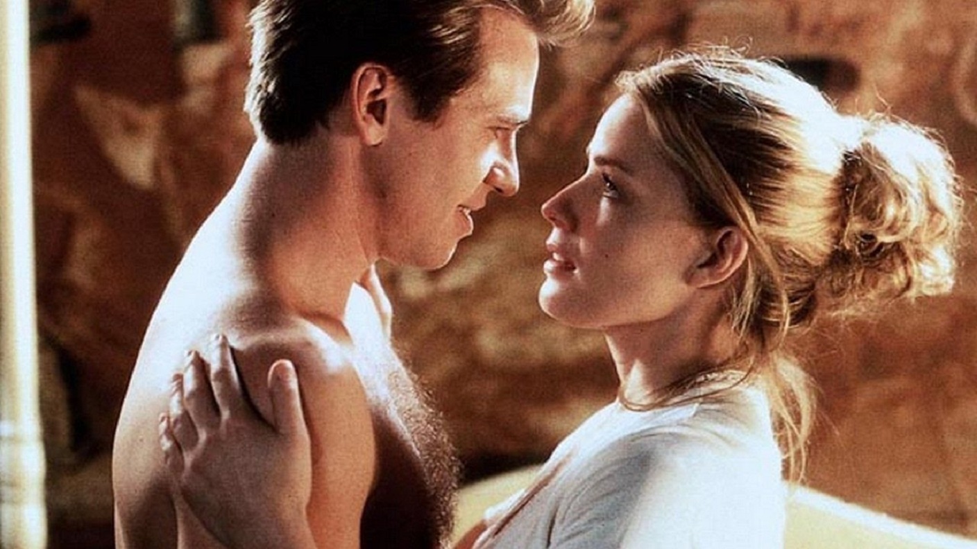 Simon Templat (Val Kilmer) and Elisabeth Shue in The Saint (1997)