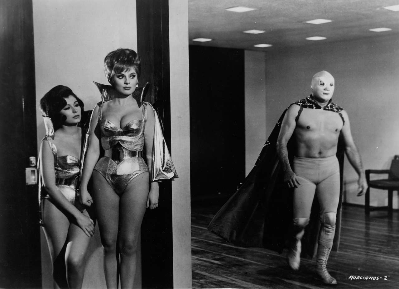 Santo and two of the Martian women in Santo vs the Martians (1967)