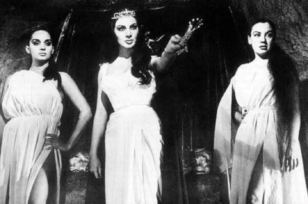 The vampire women (with Lorena Velazquez centre) in Santo vs the Vampire Women (1962)