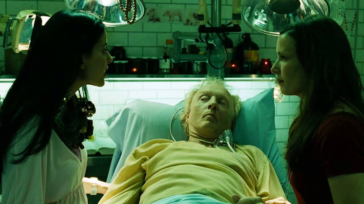 (l to r) Abducted surgeon Bahar Soomekh forced to operate on the dying Jigsaw (Tobin Bell) by his assistant Shawnee Smith in Saw III (2006)