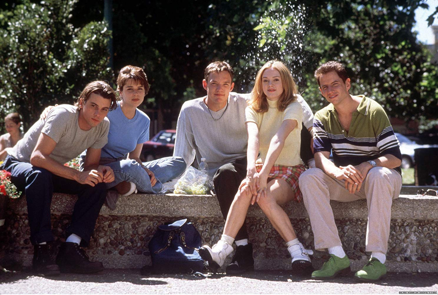 Cast line-up - (l to r) Skeet Ulrich, Neve Campbell,, Matthew Lillard, Rose McGowan and Jamie Kennedy in Scream (1996)