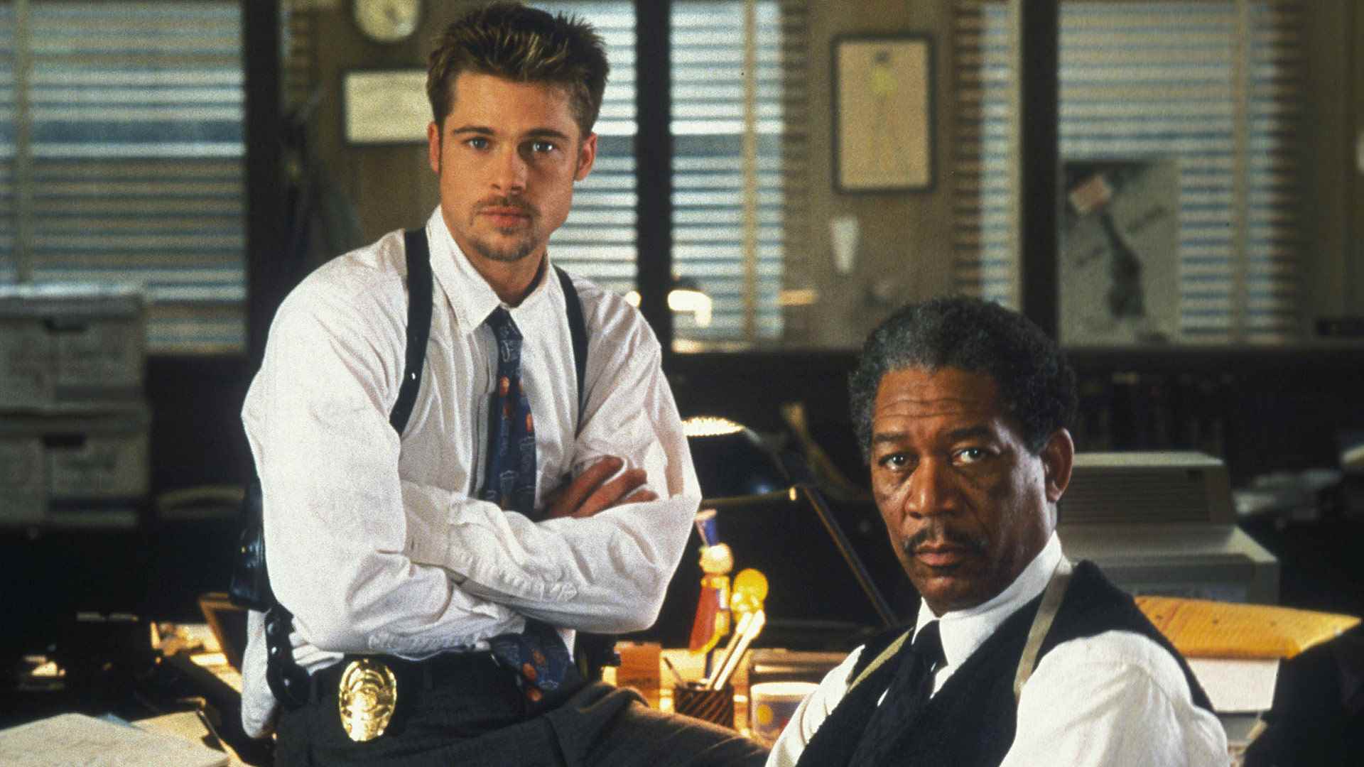 (l to r) Detectives David Mills (Brad Pitt) and William Somerset (Morgan Freeman) in Se7en (1995)