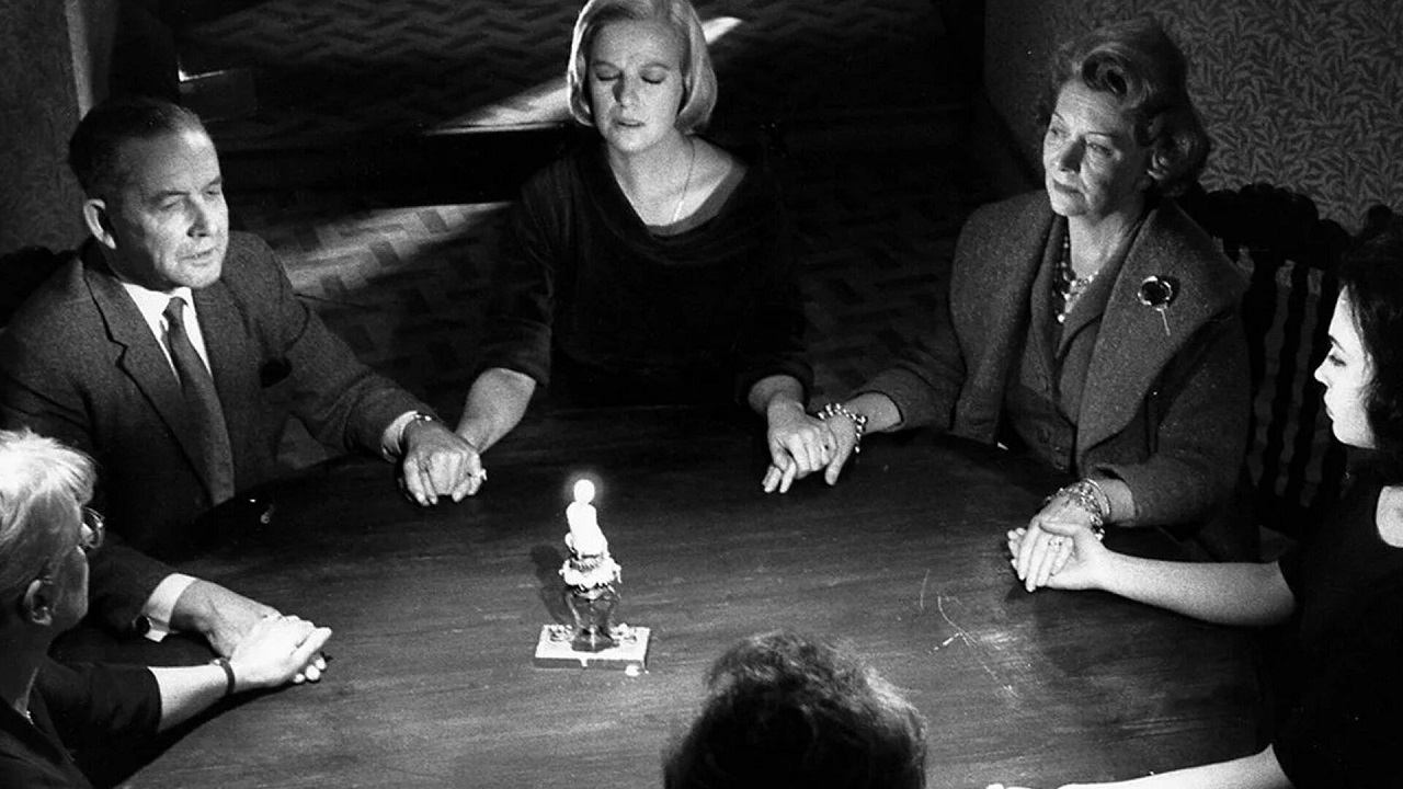 Kim Stanley holds a seance in Seance on a Wet Afternoon (1964)