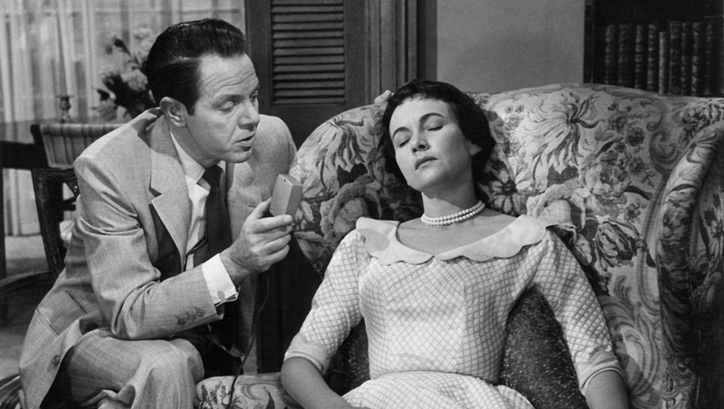 Morey Bernstein (Louis Hayward) places Ruth Simmons (Teresa Wright) under hypnosis in The Search for Bridey Murphy (1956)