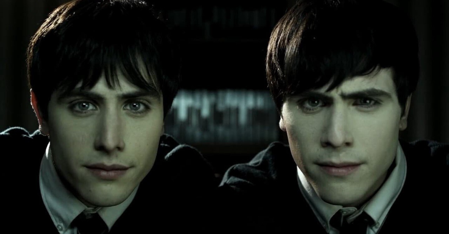 Twins Jonah (Edmund Entin) and Seth (Gary Entin) in Seconds Apart (2011)