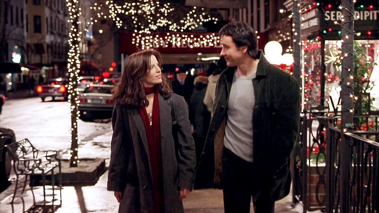 Kate Beckinsale and John Cusack meet on the streets of New York in Serendipity (2001)