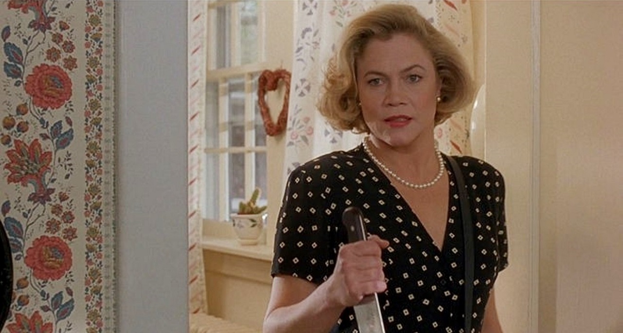 Kathleen Turner as murderous housewife Beverly Sutphin in Serial Mom (1994)