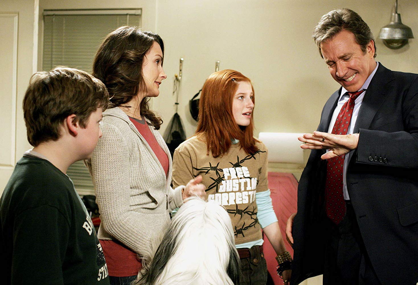 Family members Spencer Breslin, wife Kristin Davis and Zena Grey try to deal with Tim Allen's transformation in The Shaggy Dog (2006)