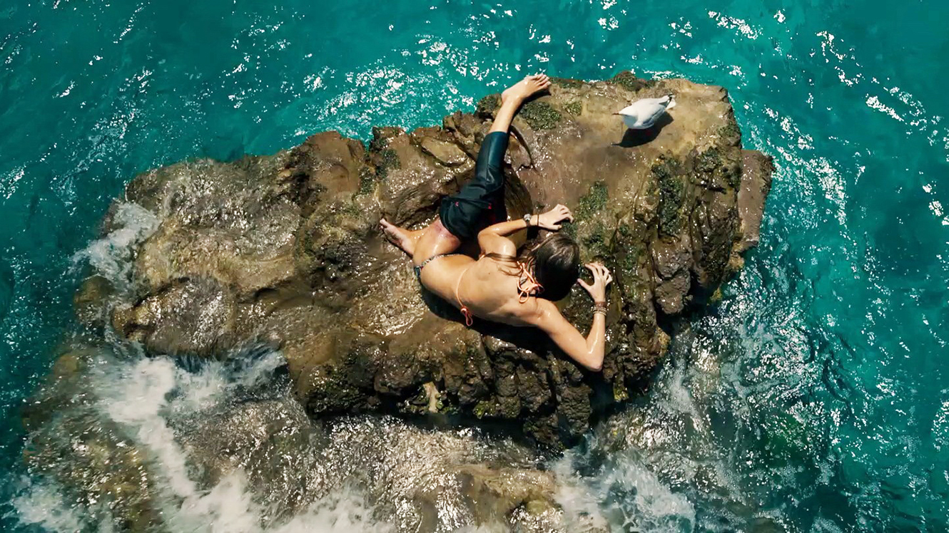 Blake Lively trapped on a tiny rock outcrop in The Shallows (2016)