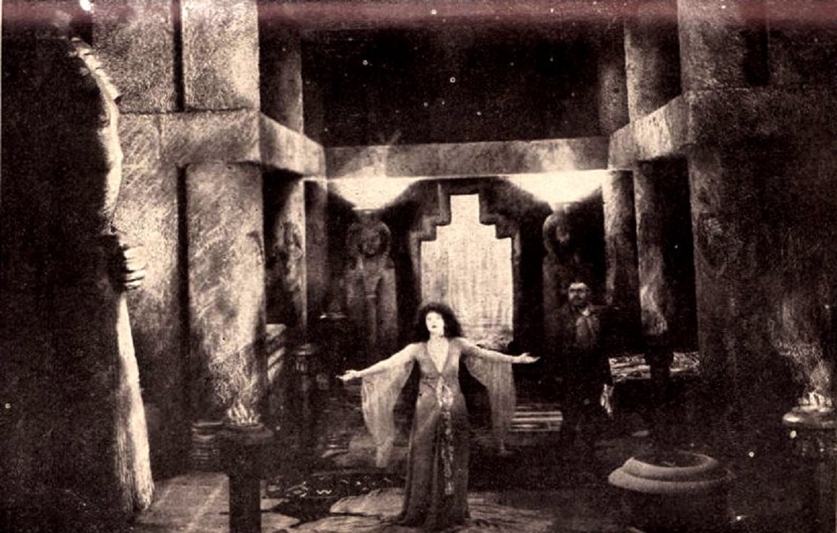Ayesha (Betty Blythe) in She (1925)