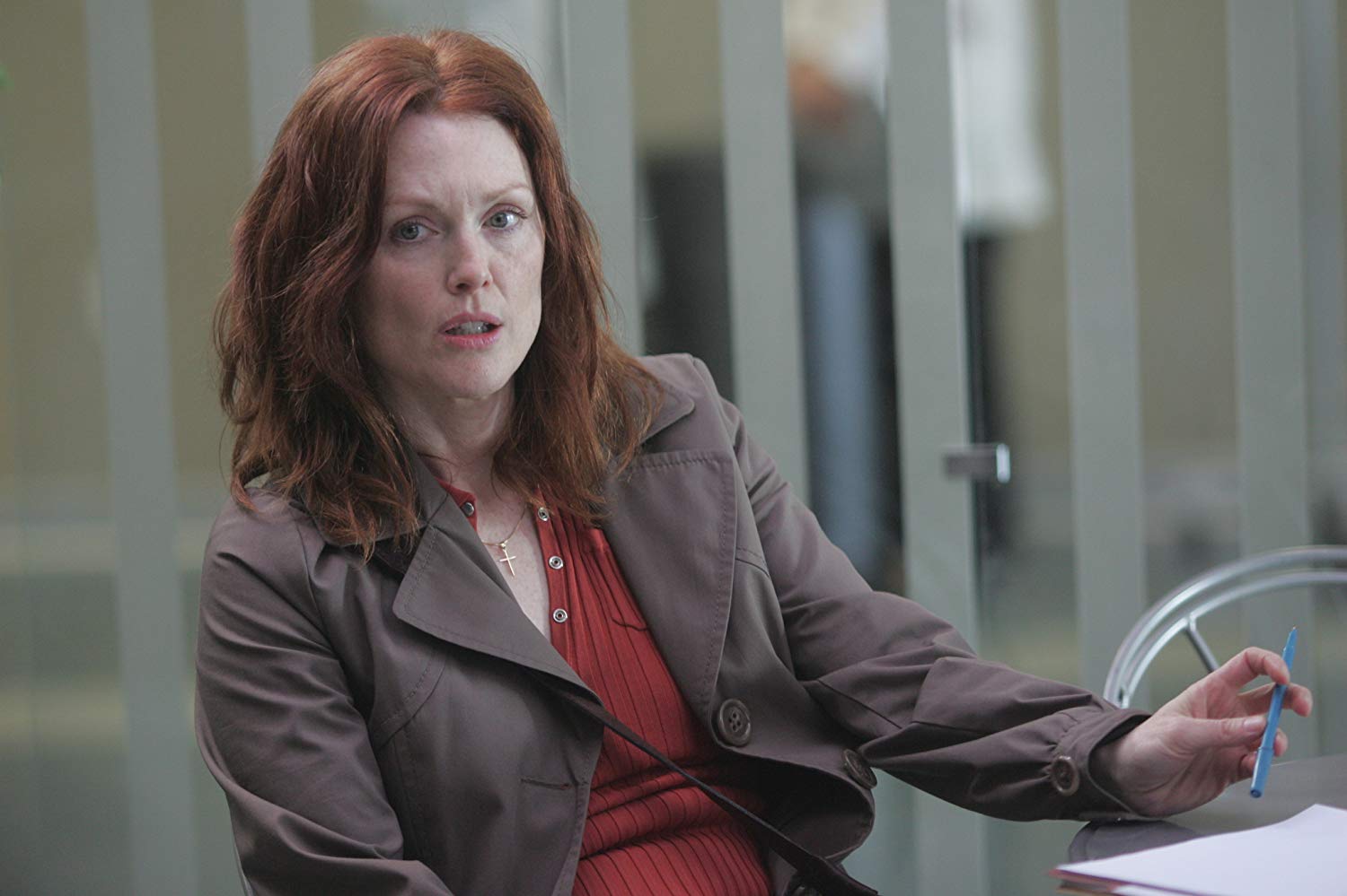 Investigating psychologist Julianne Moore in Shelter (2010)