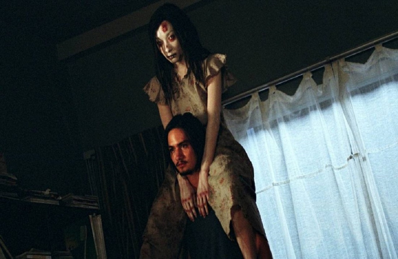 Tun (Ananda Everingham) and ghost girl Natre (Achita Sikamana) in Shutter (2004)