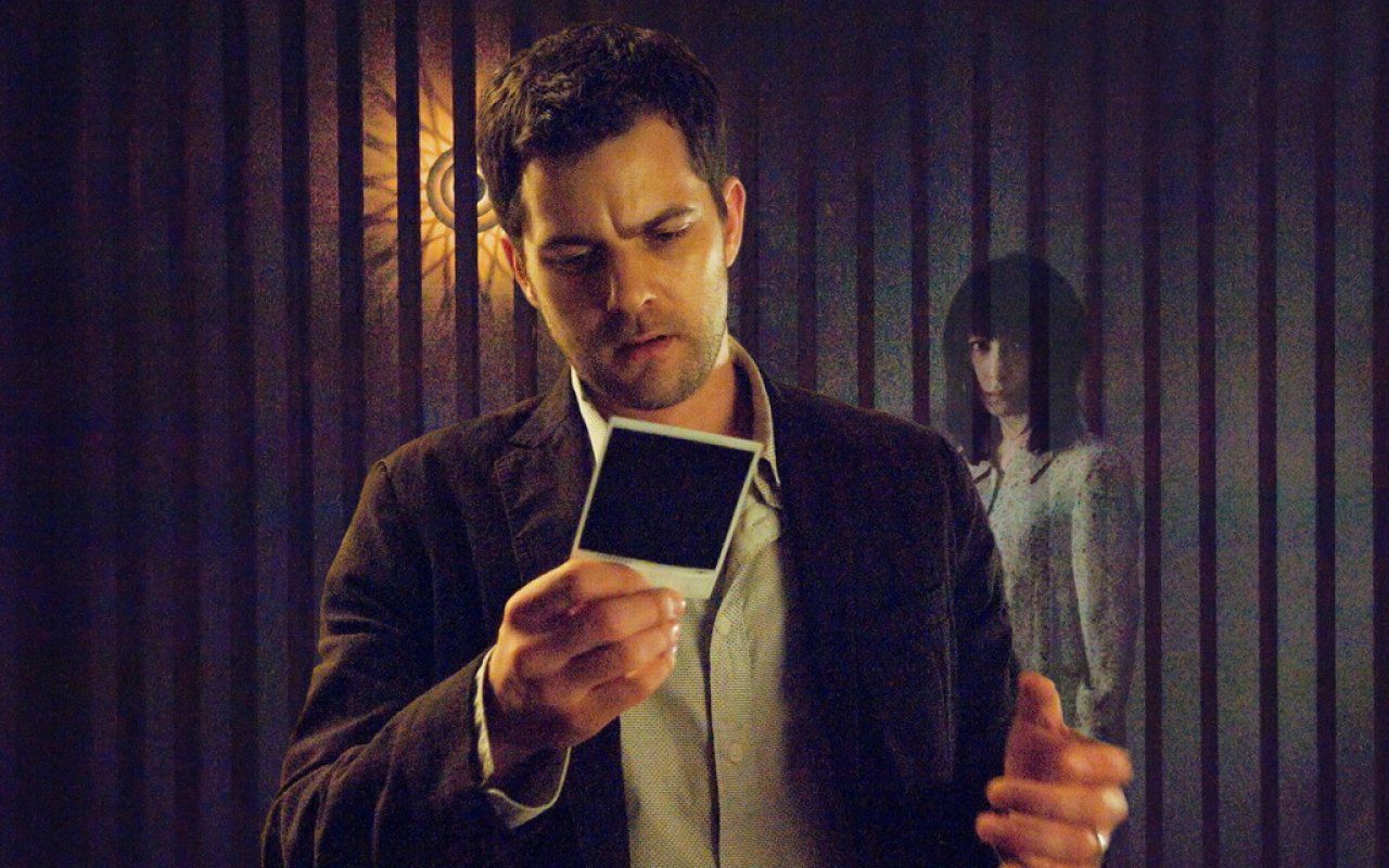 Joshua Jackson and ghost girl in Shutter (2008)