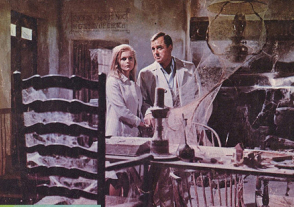 Carol Lynley and Gig Young explore the mill in The Shuttered Room (1967)