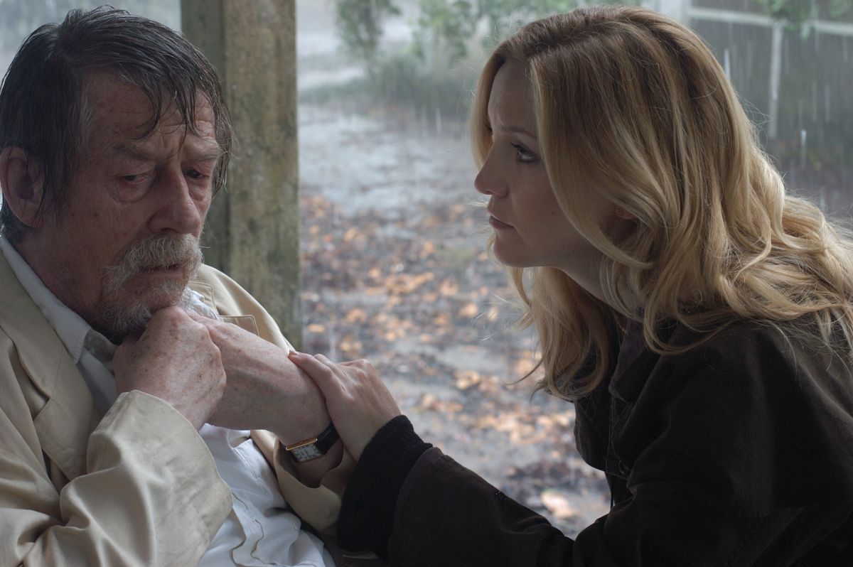 Kate Hudson takes a care-aid job tending aging John Hurt in The Skeleton Key (2005)