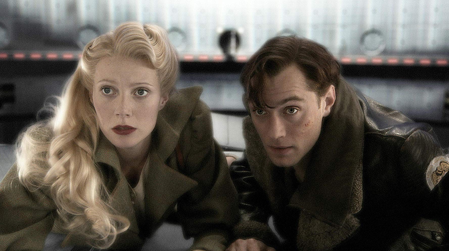 Reporter Polly Perkins (Gwyneth Paltrow) and Sky Captain Joe Sullivan (Jude Law) in Sky Captain and the World of Tomorrow (2004)