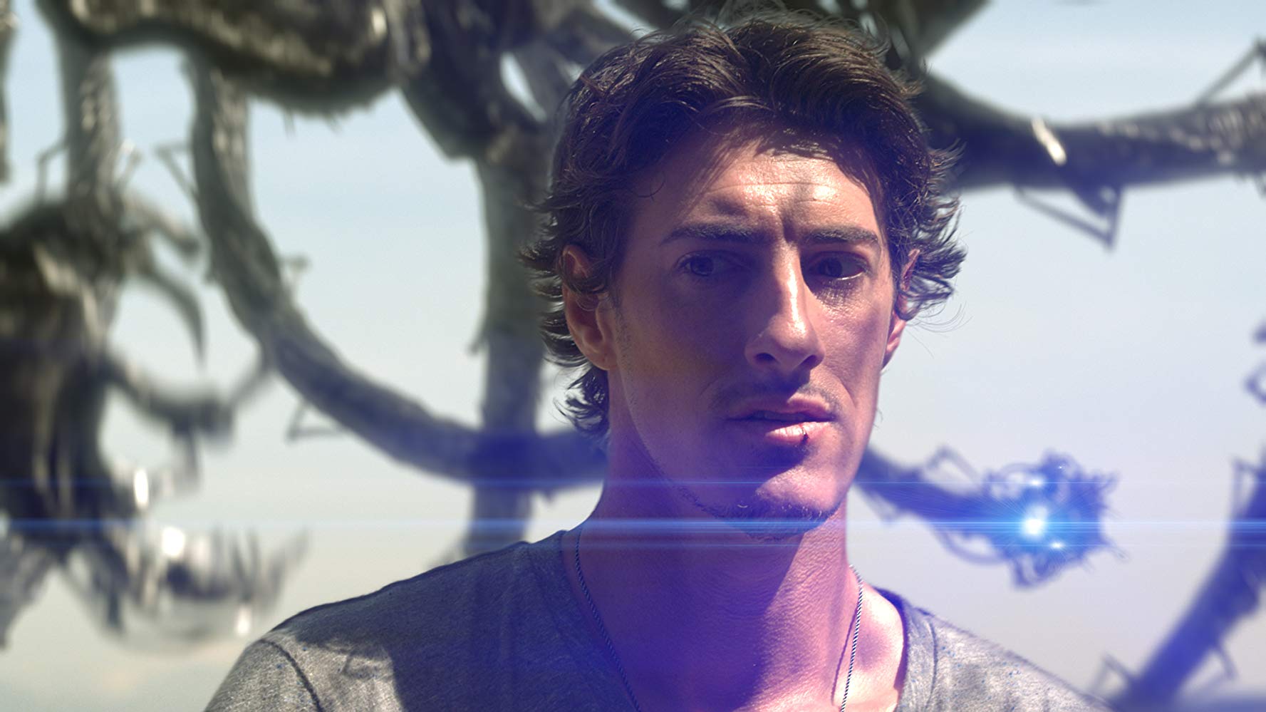 Eric Balfour and alien probe in Skyline (2010)