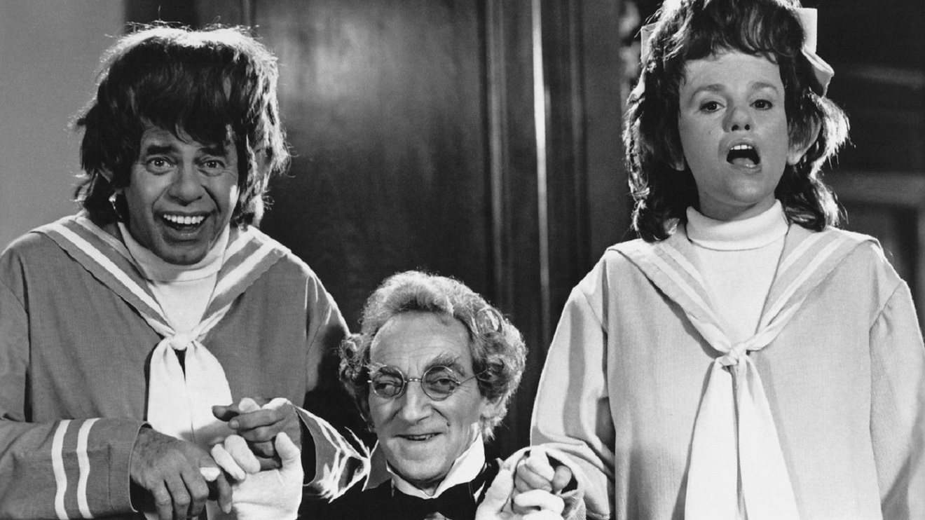 Twins Wilbur (Jerry Lewis) (l) and Eliza Swain (Madeline Kahn) (r), imbeciles that are secretly alien geniuses, along with servant Marty Feldman (c) in Slapstick of Another Kind (1982)