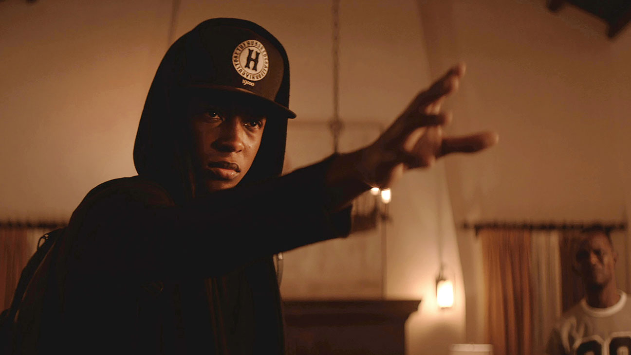 Street magician Jacob Latimore use his abilities to levitate in Sleight (2016)