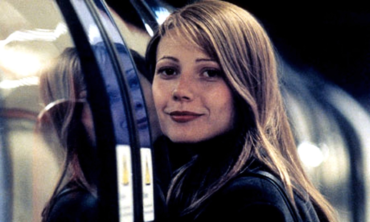 Gwyneth Paltrow as Helen Quilley goes to catch a subway train in Sliding Doors (1998)