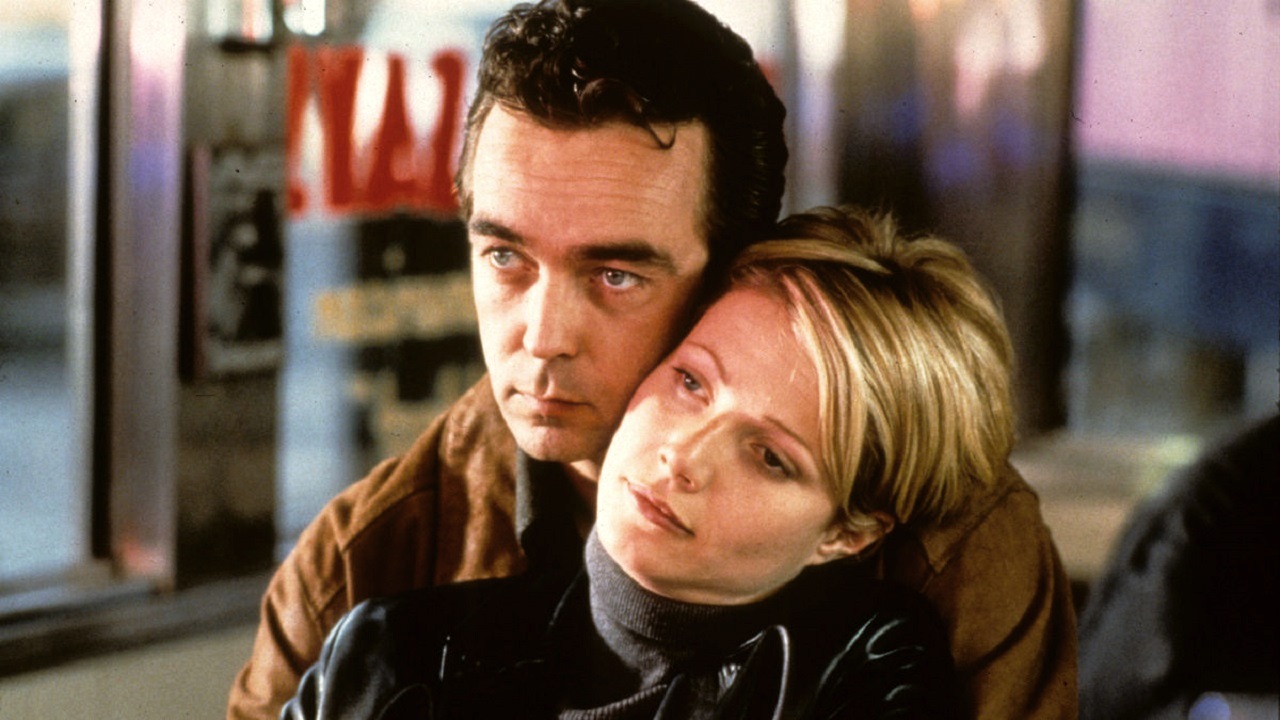 Gwyneth Paltrow and John Hannah in Sliding Doors (1998)