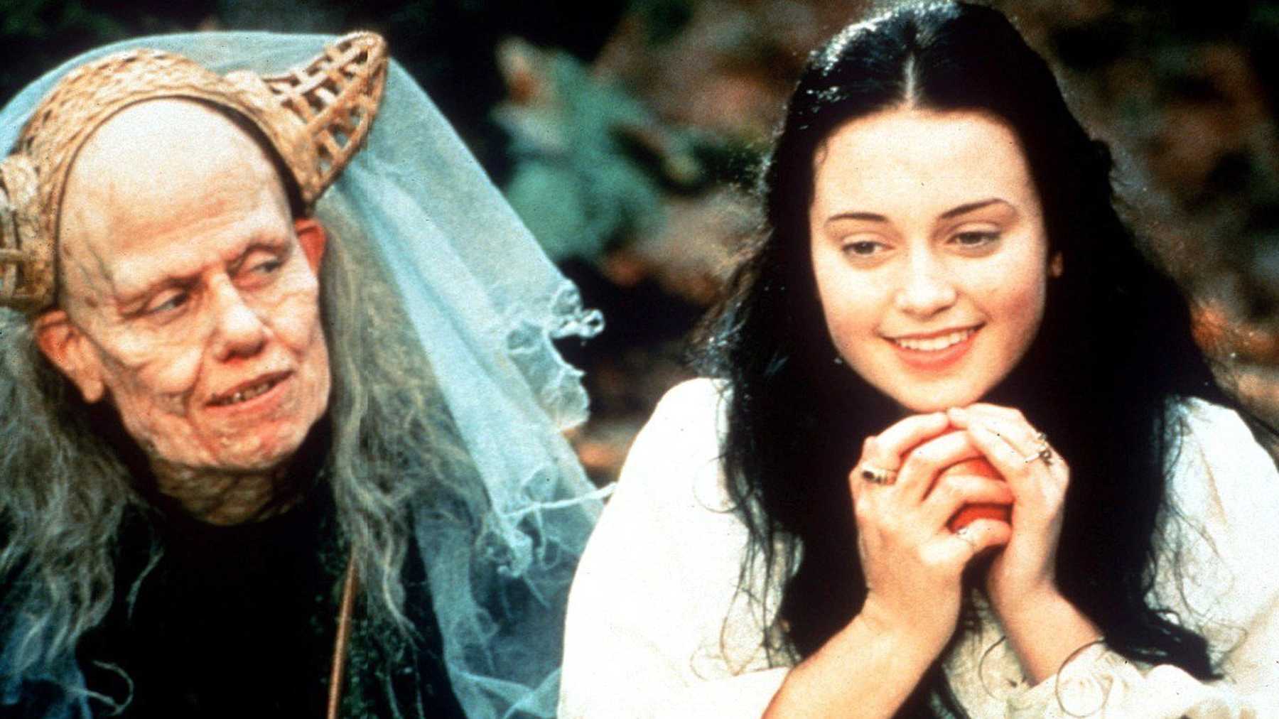 (l to r) Sigourney Wever disguised as the old crone gives Snow White (Monica Keena) the poisoned apple in Snow White: A Tale of Terror (1997)