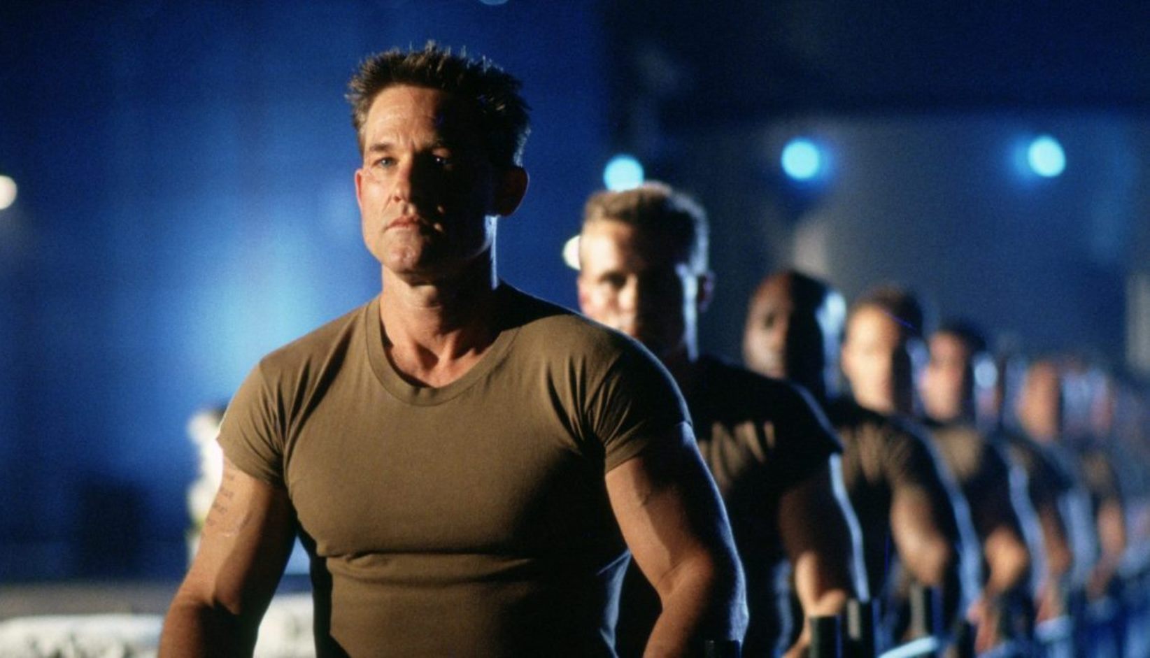 Kurt Russell (front) as the programmed soldier Todd in Soldier (1998)
