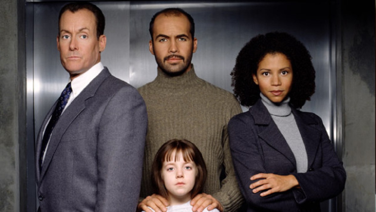 Cast line-up - (l to r) John C. McGinley, Billy Zane and daughter Jodelle Ferland, and Gloria Reuben in Sole Survivor (2000)