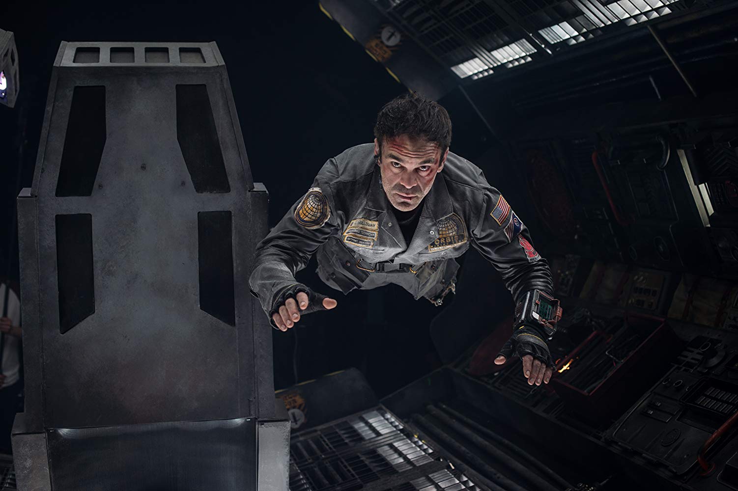 Astronaut Steven Ogg trapped in an escape pod on a collision course with he sun in Solis (2018)