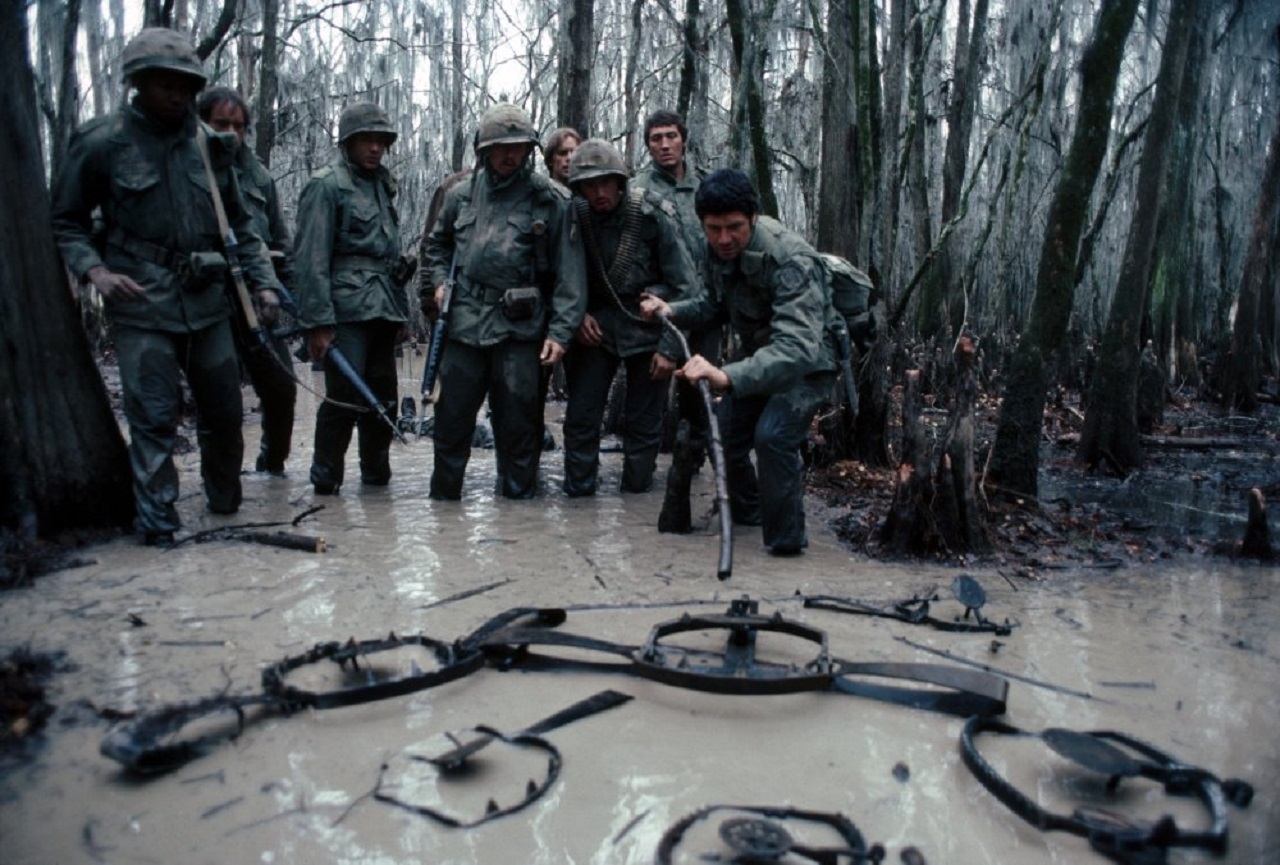 The soldiers face a trap in the swamps in Southern Comfort (1981)