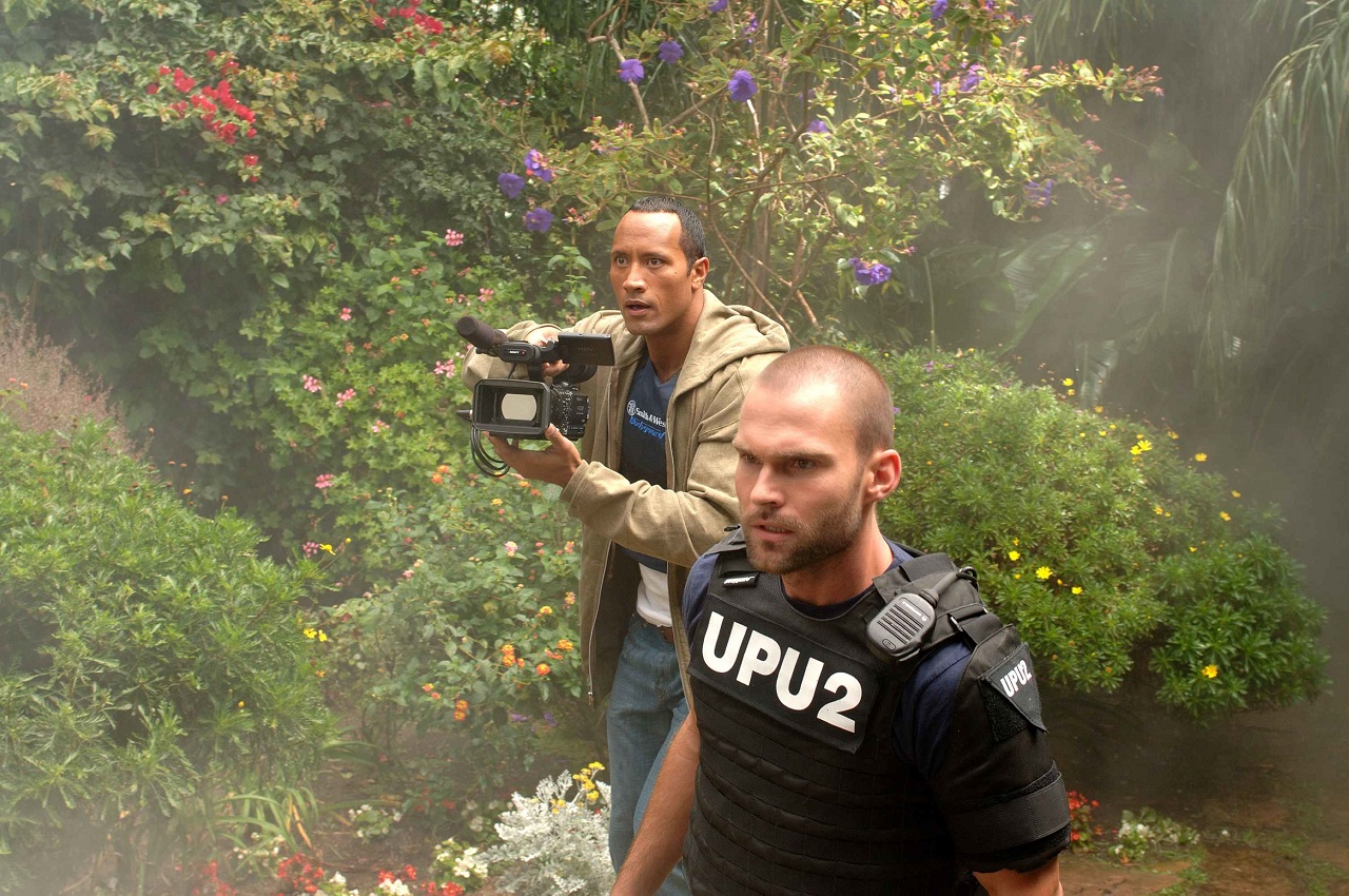 Boxer Santaros (Dwayne Johnson) and racist cop Ronald Taverner (Seann William Scott) in Southland Tales (2006)