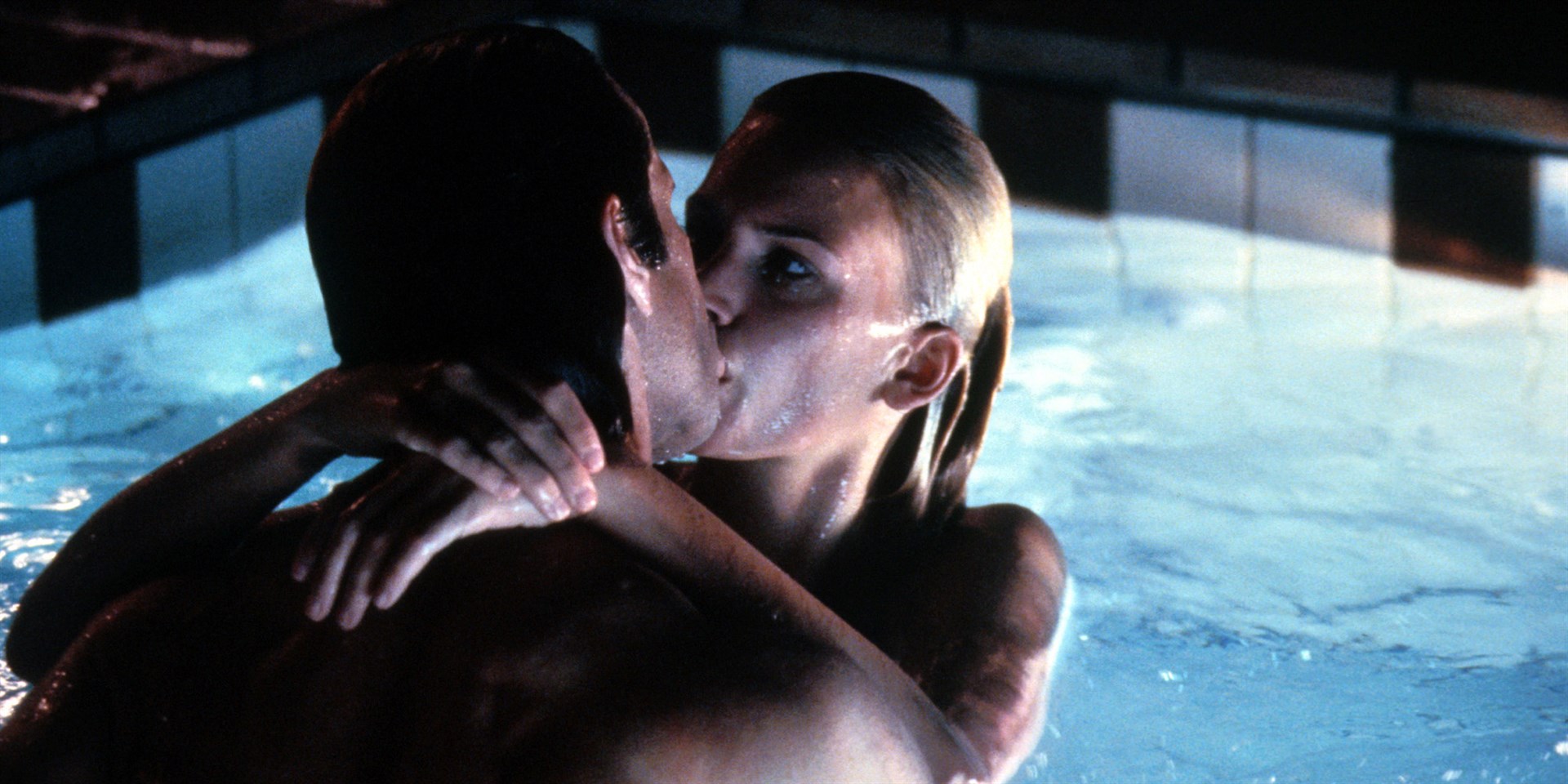 Sil (Natasha Henstridge) claims a victim in Species (1995)