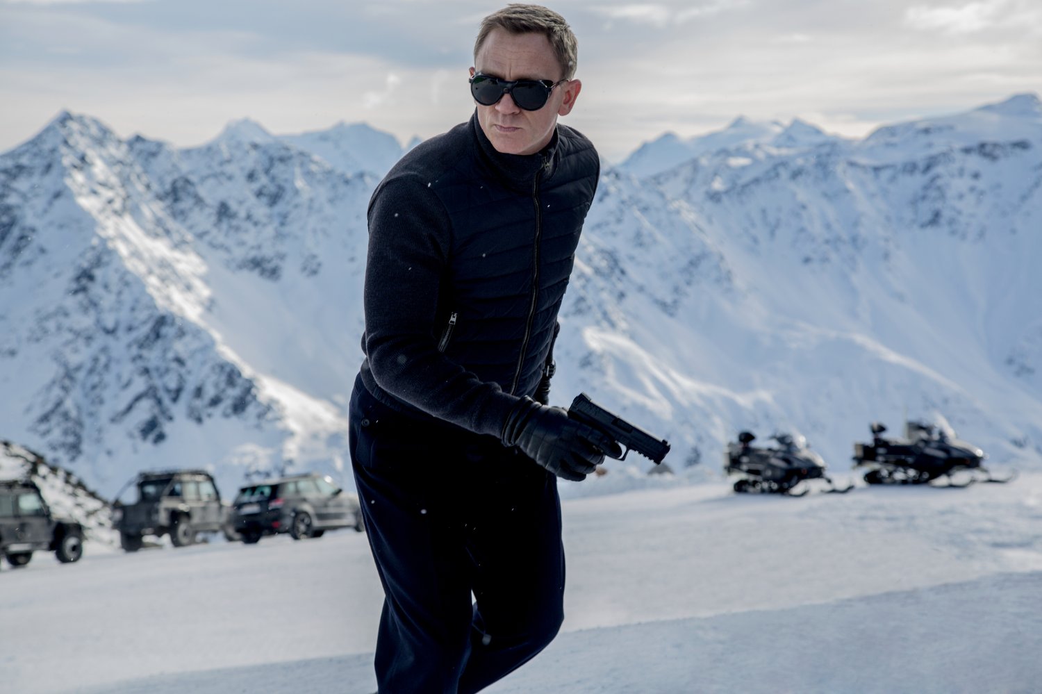 Daniel Craig as James Bond in action in the Austrian Alps in Spectre (2015)