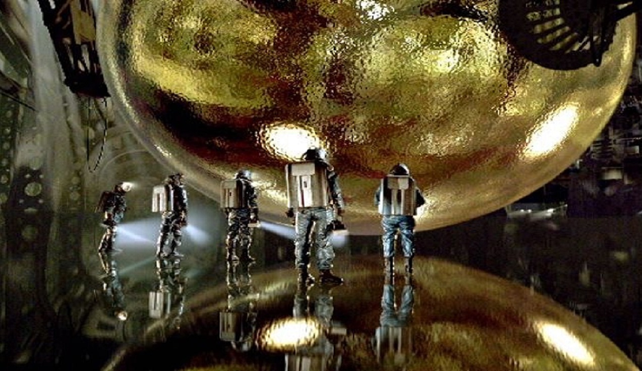 The scientists approach the sphere in Sphere (1998)