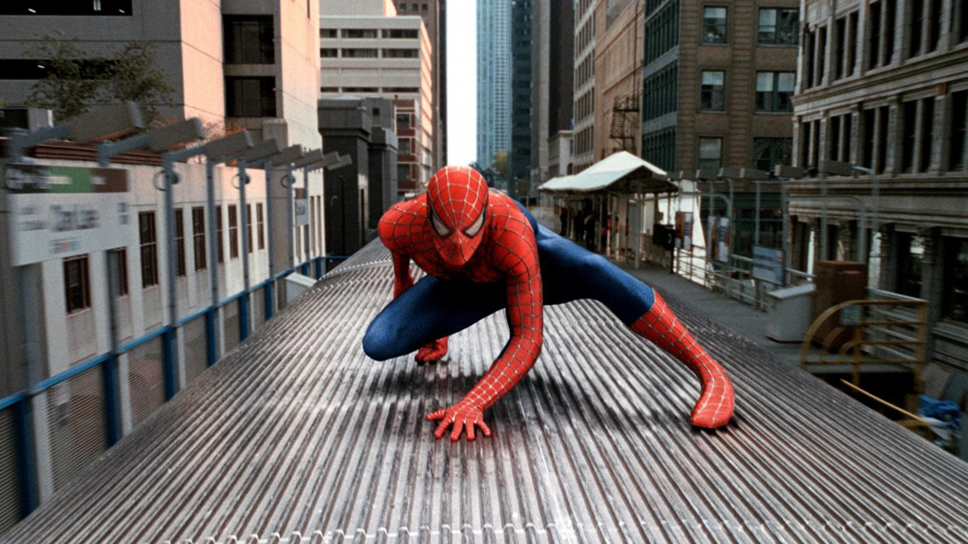 Tobey Maguire in action in a train in Spider-Man 2 (2004)