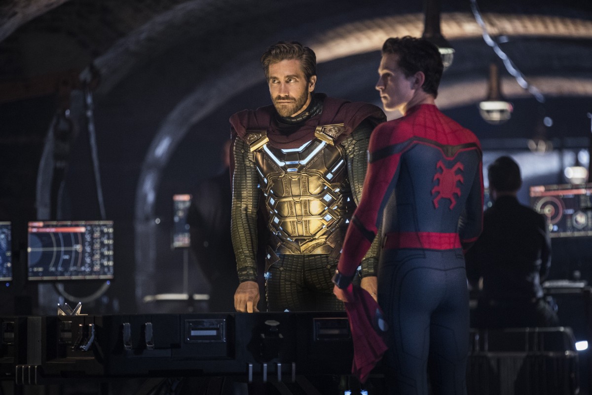 Spider-Man (Tom Holland) meets Quentin Beck/Mysterio (Jake Gyllenhaal) in Spider-Man: Far from Home (2019)