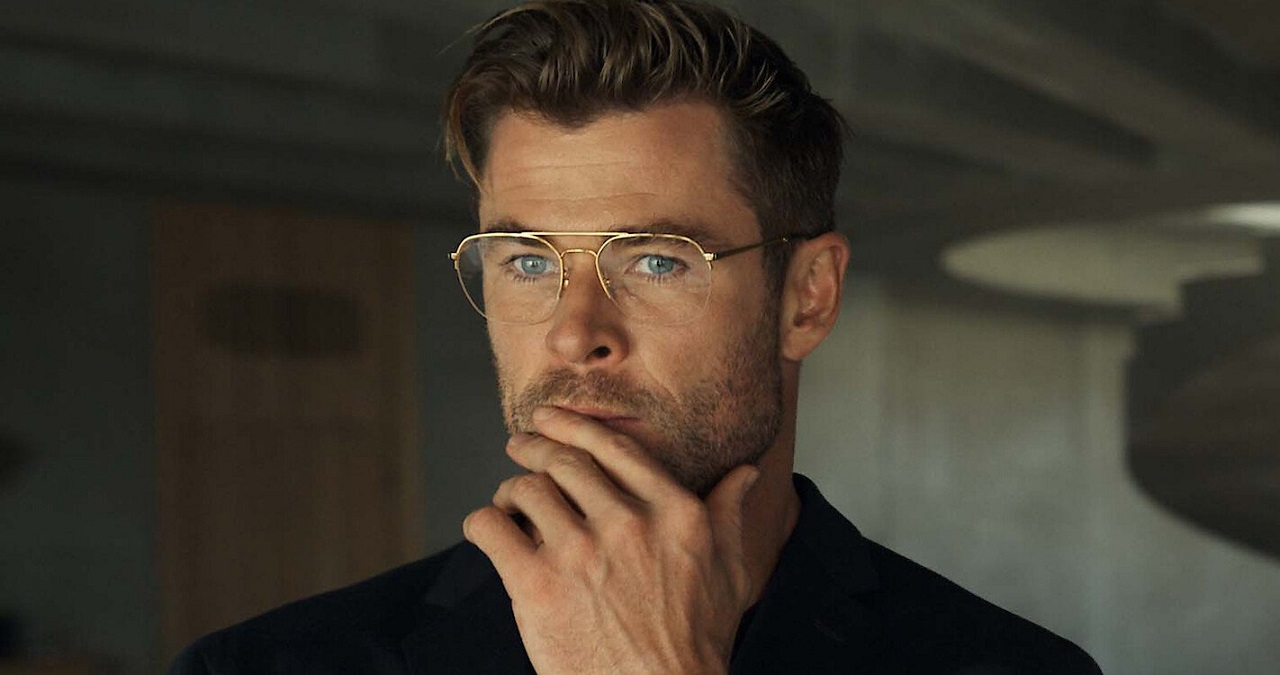 Chris Hemsworth as Steve Abnesti in Spiderhead (2022)