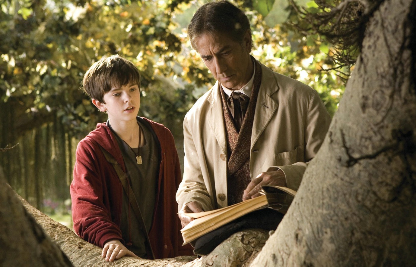 Freddie Highmore and his uncle Arthur Spiderwick (David Strathairn) in The Spiderwick Chronicles (2008)